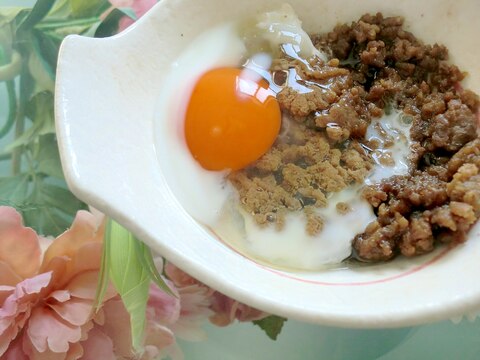 ご飯のお供に♪醤油麹の甘辛そぼろと卵